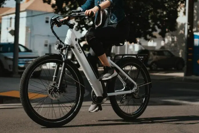 رجل يركب دراجة هوائية