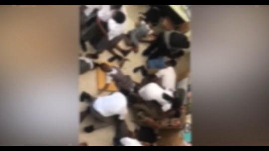 انهيار طلاب في مدرسة ثانوية جامايكية أثناء التفاني (فيديو)