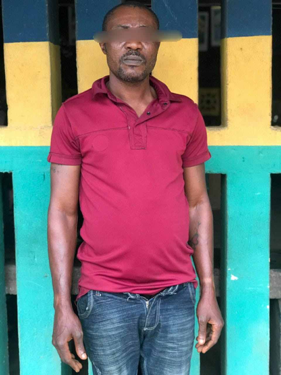 Um homem de 40 anos identificado como Taofeek Sulaiman foi preso na segunda-feira, 24 de outubro, por homens do Comando da Polícia do Estado de Ogun por ter conhecimento carnal ilegal de sua enteada de 13 anos (nome omitido).